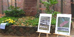 Gedenkstein mit Plakaten